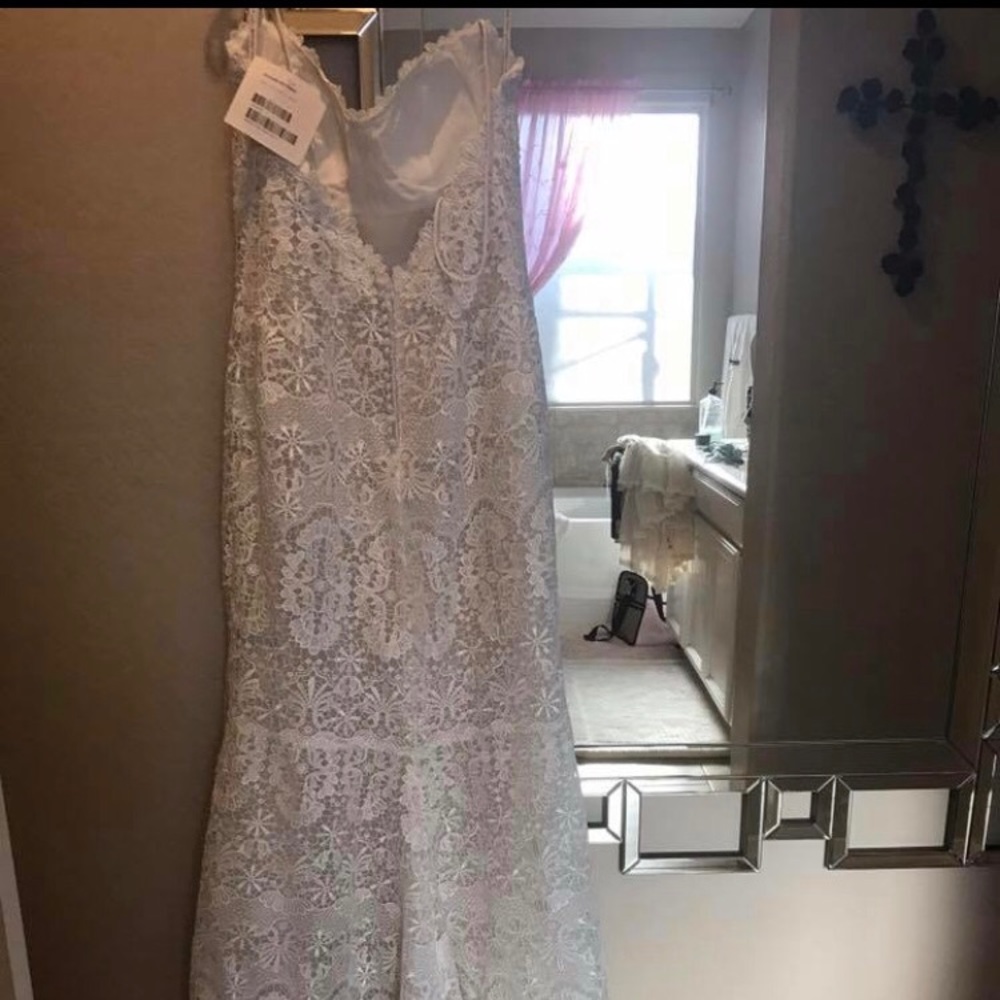 Maggie Sottero never worn beautiful wedding dress.